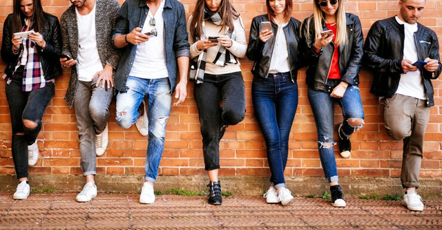 group teenagers with smartphone outdoor 186382 649